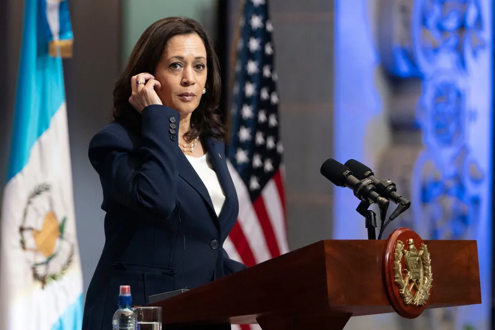 Selv radikale Kamala Harris uttalte at migranter ikke må komme til USA, skriver artikkelforfatteren. Visepresidenten besøkte Guatemala i 2021.