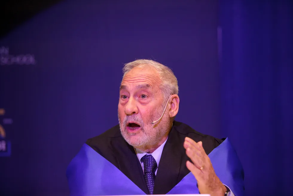 Ved hvilket universitet er økonom og nobelprisvinner Joseph Stiglitz professor?