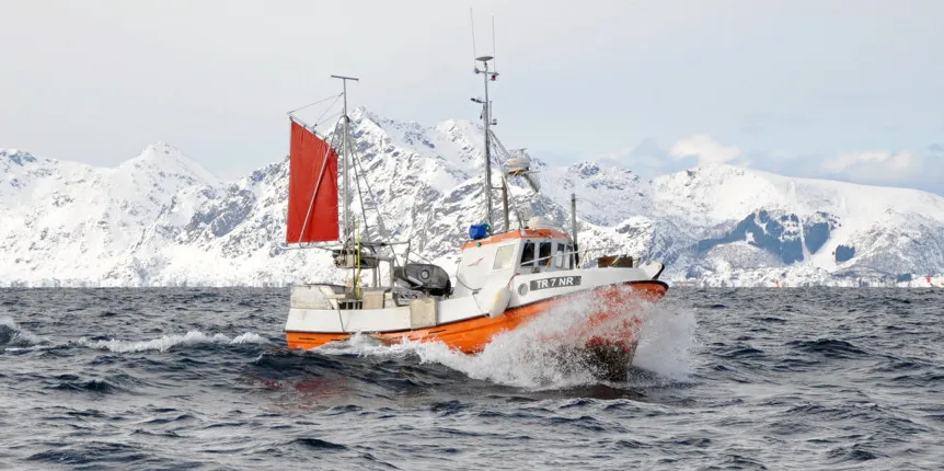 Her er åpen gruppe-båten «Nydønning» fra Nærøysund fotografert på Lofothavet i mars.