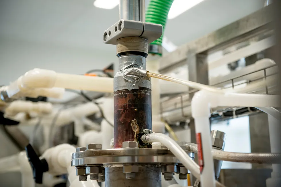 Plasmareaktoren til N2 Applied bruker strøm til å trekke nitrogen ut av luften for å supplere husdyrmøkk. Her ved en prototyp. Innfelt: Gründer Grete Sønsteby med et av N2s testapparater.