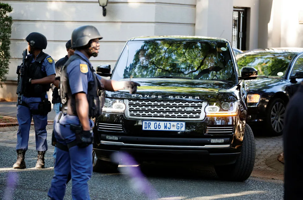 Politiet raidet onsdag morgen luksusboligene til brødrene Gupta i Johannesburg, som er korrupsjonsmistenkte venner av president Jacob Zuma. Foto: James Oatway/Reuters/NTB Scanpix