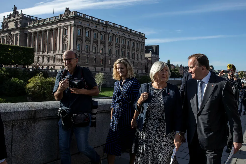 Statsminister Stefan Löfven spaserte sammen med kona Ulla Löfven den korte turen fra statsministerboligen i Stockholm til stemmelokalet.