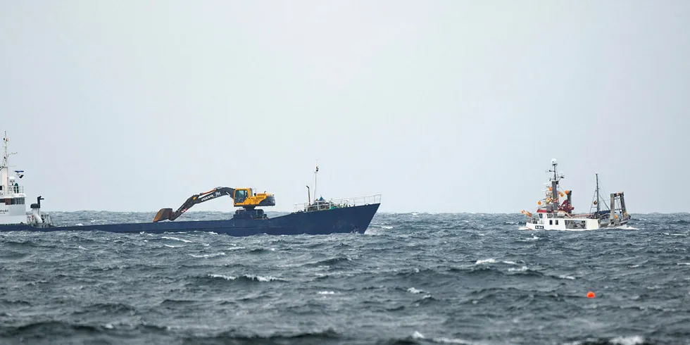 Tallet på antall som omkom på næringsskip hadde en økning fra 2017 til 2018. Her et lasteskip og et fiskefartøy i grov sjø vest av Karmøy.