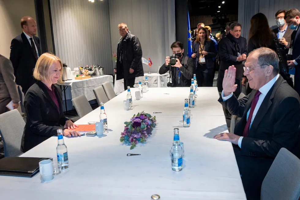 Russlands utenriksminister Sergej Lavrov hilser til utenriksminister Anniken Huitfeldt (Ap) ved starten av deres bilaterale møte i Tromsø. Dette er første gang de to møtes.