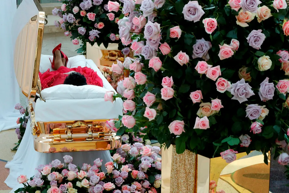 Som en dronning. Aretha Franklin i en kiste av gull, i rød kjole og høyhælte Christian Louboutin-sko, slik fans og familie kunne se henne på Charles H. Wright Museum of African American History i Detroit forrige uke. Da hun ble begravet, var hun i gullkjole – hennes fjerde kjoleskift etter bortgangen.