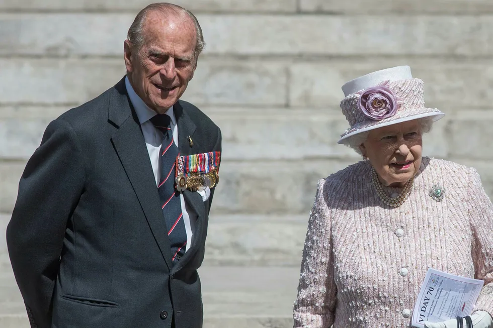 Prins Phillip og dronning Elizabeth II. I 2009 ble prinsen den lengstsittende gemalen, fyrstelig ektemannen, i britisk kongehistorie. Foto: NEIL HALL/NTB Scanpix