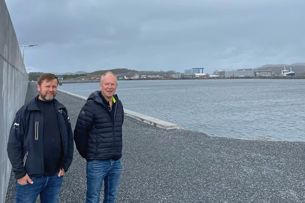 Ståle Lønning og Ståle Vorland er optimistiske til Fiskerihavnen på Bømlo, Langevåg. I bakgrunnen kan man se industriområdet som allerede er i drift.