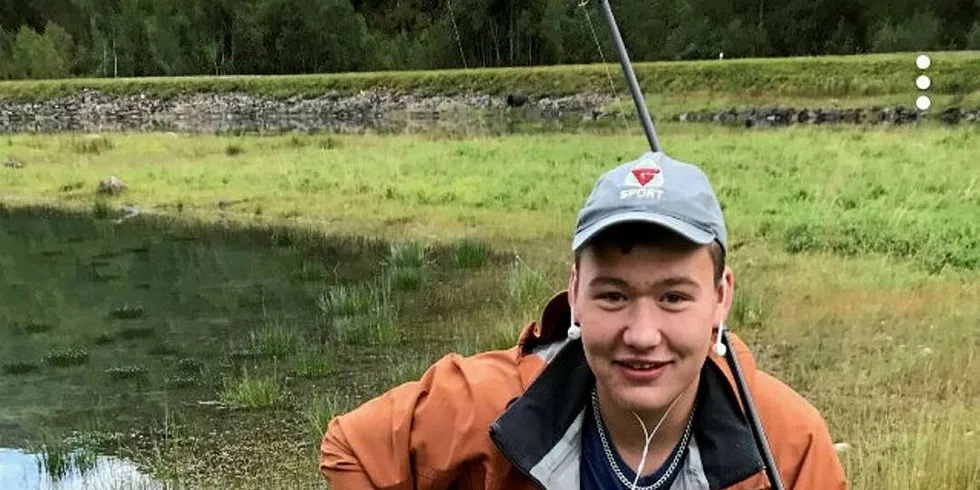 VIL BLI FISKER: Jørgen B. Andersen studerer nå matfag på den videregående skolen i Øksnes, men har planer om å begynne på fiske og fangst til høsten. – Det er fisker jeg vil bli, sier han.Foto: Privat