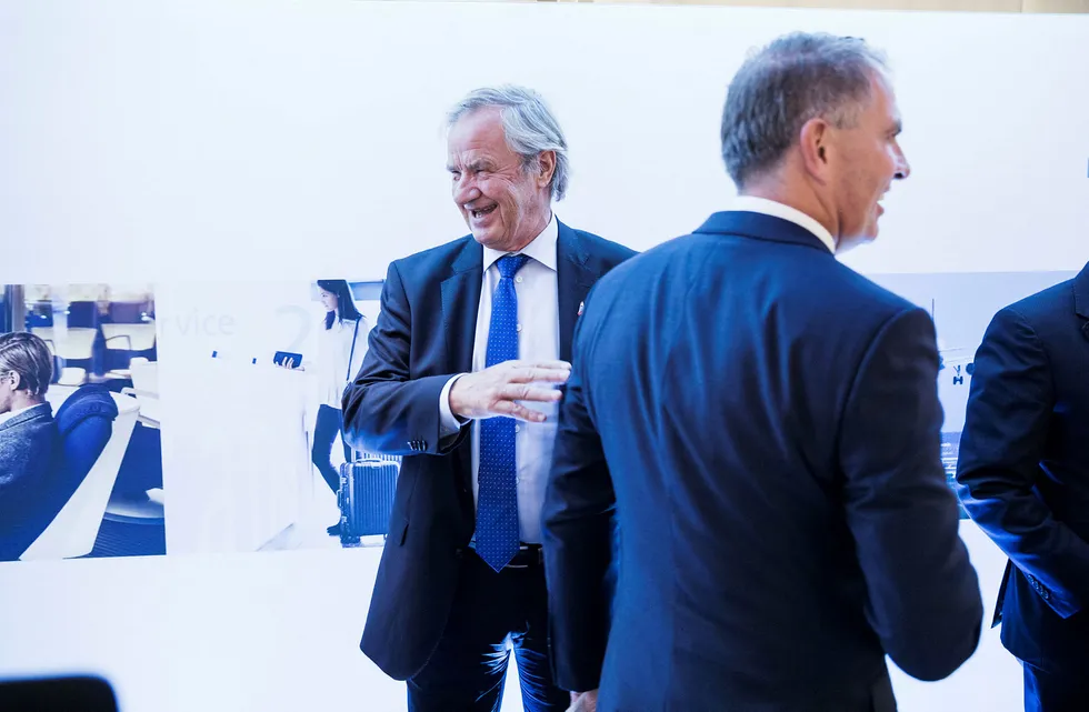 Lufthansas toppsjef Carsten Spohr (til høyre) sier han vil vurder et bud på Norwegian. Her med Bjørn Kjos under et luftfartsmøte i Brussel i fjor. Foto: Per Thrana