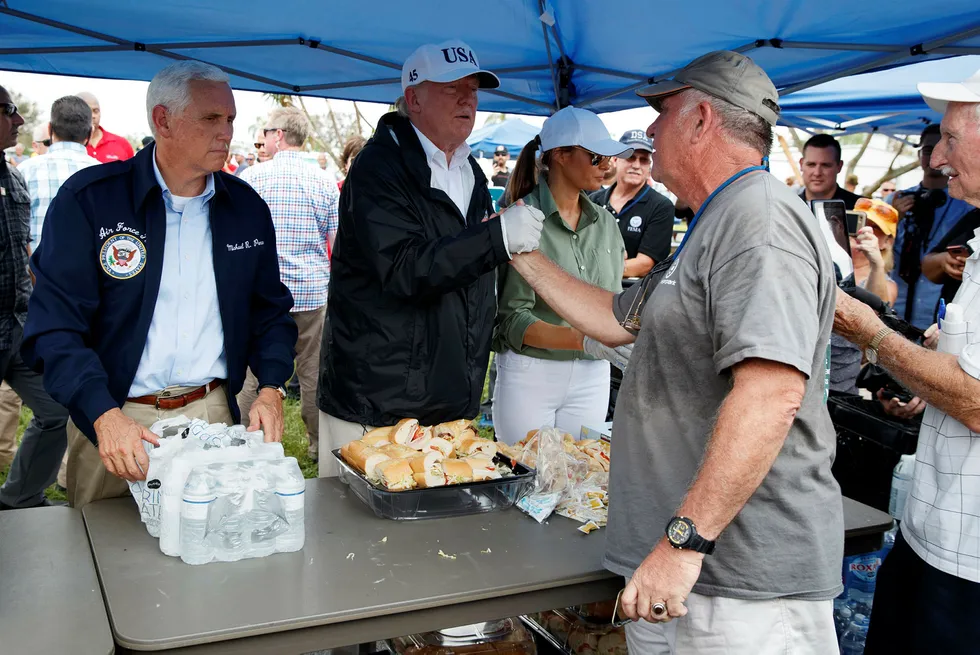 Donald Trump delte ut mat sammen med kona Melania og visepresident Mike Pence i Naples i Florida torsdag. Foto: AP/NTB Scanpix