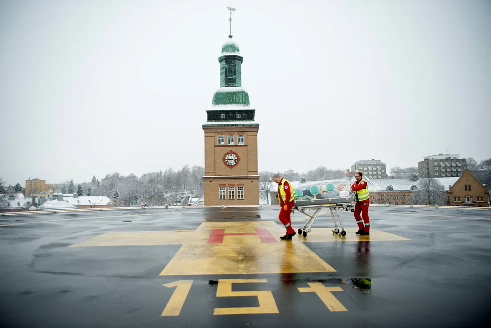 Lege Fridtjof Heyerdahl (til høyre) demonstrerer Epiguard på helikopterplassen til Ullevål sykehus sammen med Ronald Rolfsen fra ambulansetjenesten i Oslo. Foto: Mikaela Berg