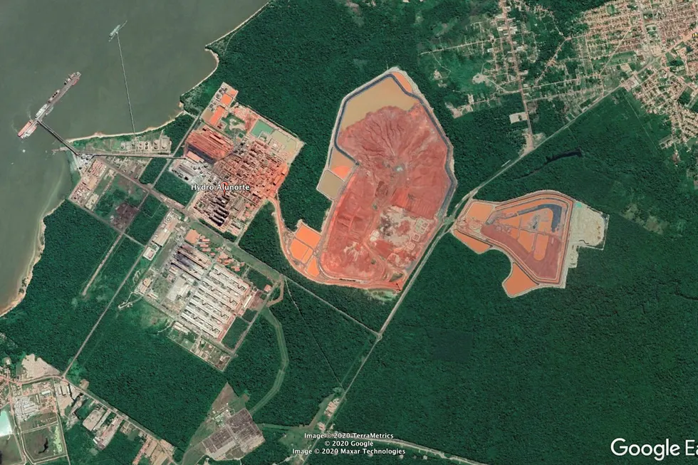 I den nordøstlige delen av Amazonas-regnskogen ligger Norsk Hydros tre aluminiumsanlegg. Her langs Pará-elven ligger to av de tre; Alunorte-anlegget synes på den bauksittrøde fargen på bauksittanlegget og to store deponier, mens aluminiumsverket Albras ligger på sørsiden av veien.