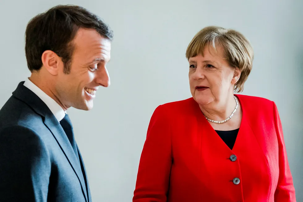 Statsminister Theresa May skal møte både Emmanuel Macron og Angela Merkel tirsdag. Bildet av Macron og Merkel er fra EU-toppmøtet i Brussel i slutten av mars.