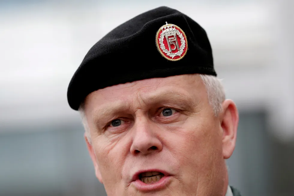 Daværende forsvarssjef Harald Sunde i 2013. Nå skal han granske beredskapen.
