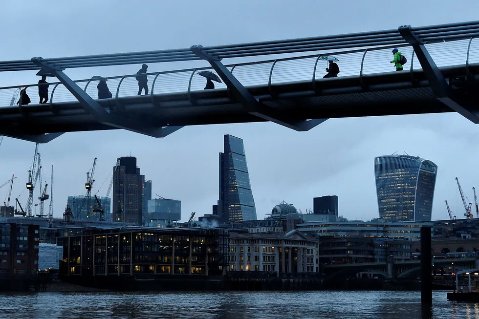 Flere melder at det vil være mange færre ansatte i de store bankene i finansdistriktet i London om noen år. Her er Millennium-broen i januar 2016. Foto: TOBY MELVILLE/Reuters/NTB Scanpix