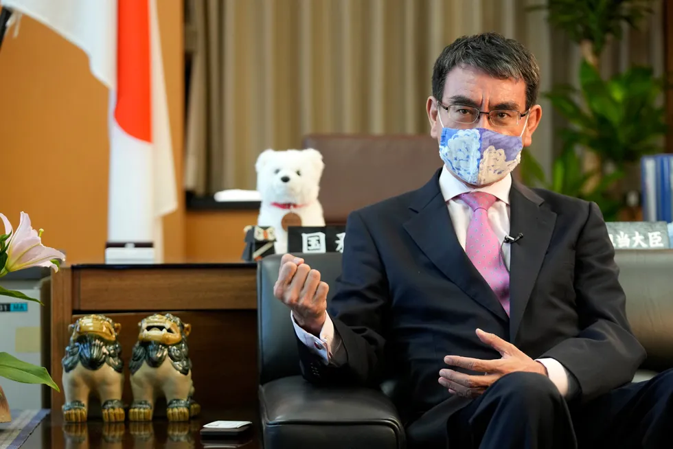 Tidligere forsvars- og utenriksminister Taro Kono har ledet arbeidet med å vaksinere japanere under pandemien. Etter en treg start var rundt 50 prosent fullvaksinerte ved begynnelsen av september. Kono leder meningsmålingene om å bli landets neste statsminister.
