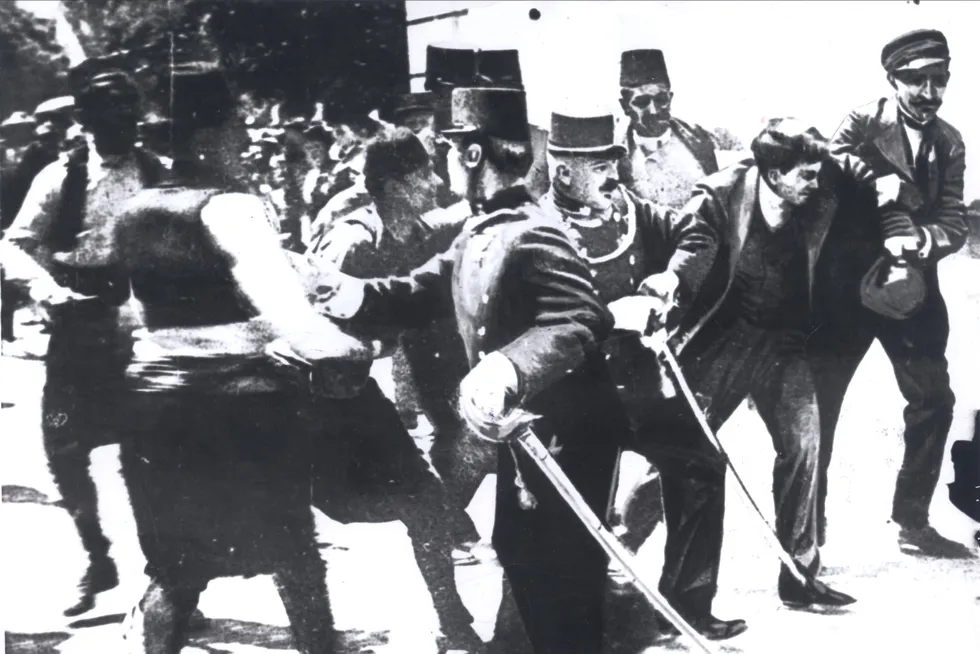 28. juni 1914 falt «skuddene i Sarajevo». Erkehertug Franz Ferdinand og hans kone ble skutt og drept da de kjørte gjennom Sarajevo i åpen bil. Studenten Gavrilo Princip og medsammensvorne ble pågrepet og straffet.
