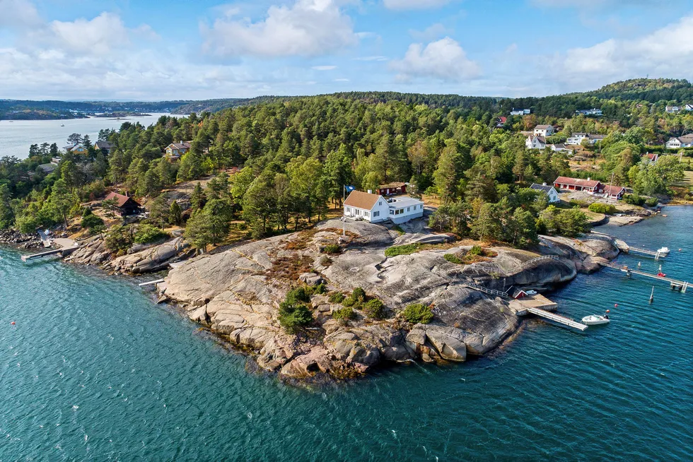 Interiørdesigner Christian Maktabi har betalt 32 millioner kroner for en fritidseiendom med rundt 120 meter strandlinje lengst sør på Nøtterøy.