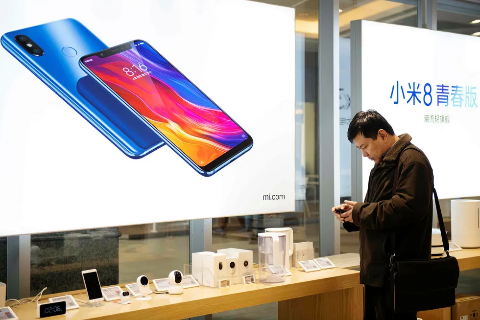 Xiaomi øker salget av smarttelefoner, men investorer er i tvil om selskapets ambisjoner om å bli Kinas svar på Apple lar seg gjennomføre. Aksjekursen er mer enn halvert på seks måneder.