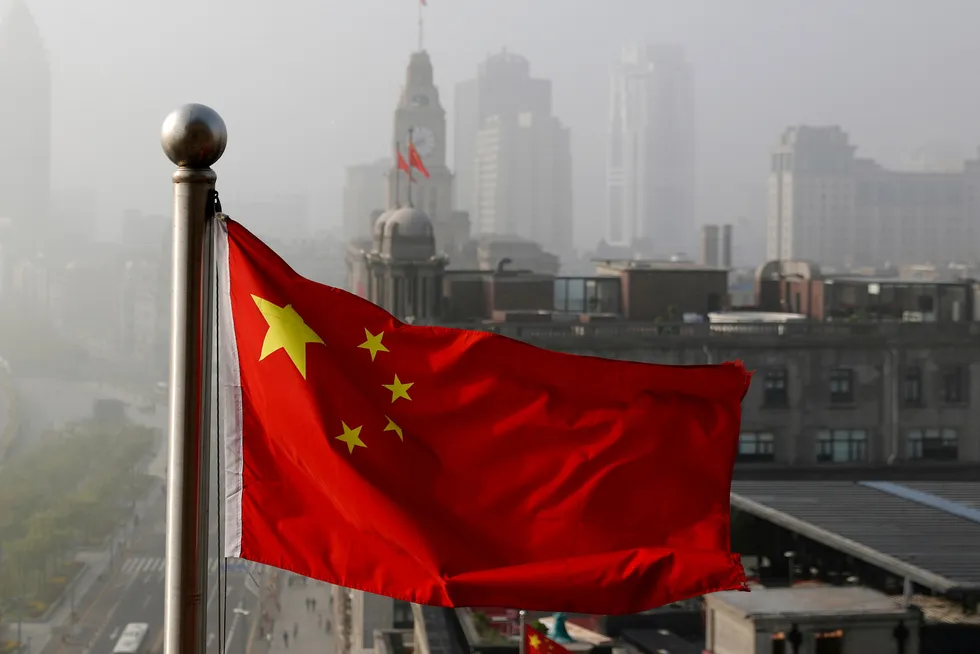 Hovedindeksene ved børsene på det kinesiske fastlandet og i Hongkong har falt i flere år. Nå lover kinesiske myndigheter stabiliserende tiltak rettet mot aksjemarkedet.