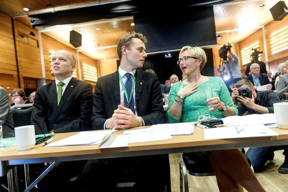 På et ekstraordinært landsmøte i 2014 trakk Liv Signe Navarsete seg som partileder. Hun ville at Ola Borten Moe (i midten) skulle forsvinne ut av partiledelsen samtidig. Men han rykket opp som første nestleder. Trygve Slagsvold Vedum ble ny leder. Foto: Elin Høyland