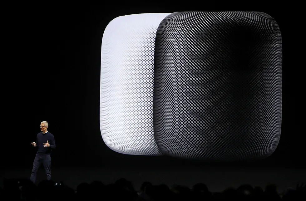 Apple-sjef Tim Cook lanserte mandag kveld Apples nye Homepod, en stemmestyrt strømmehøyttaler. Foto: Justin Sullivan/AFP/Getty Images/NTB Scanpix