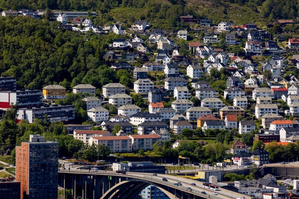 Stadig flere sliter med å betale boliglånet sitt. Norges Bank har signalisert ny renteheving i september. Her fra Laksevåg i Bergen.