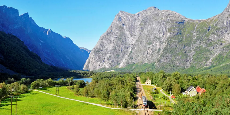 Illustrasjonsfoto av Raumabanen i Møre og Romsdal.