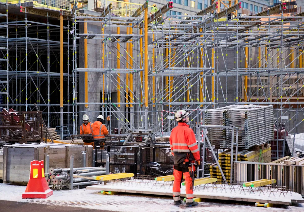 En rask og langvarig vekst i bygge- og anleggsbransjen pleier nesten unntak å ende i økonomisk nedtur. Bildet er fra en byggeplass i Bjørvika i Oslo.