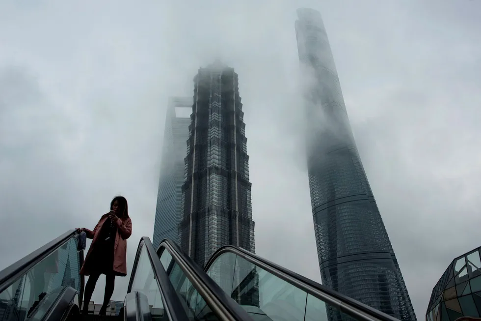 Ratingfirmaet Standard & Poor's nedgraderer Kinas kredittverdighet, og sier en lang periode med gjeldsvekst medfører økonomisk og finansiell risiko. Bildet er tatt i Shanghai. Foto: JOHANNES EISELE/Afp/NTB scanpix