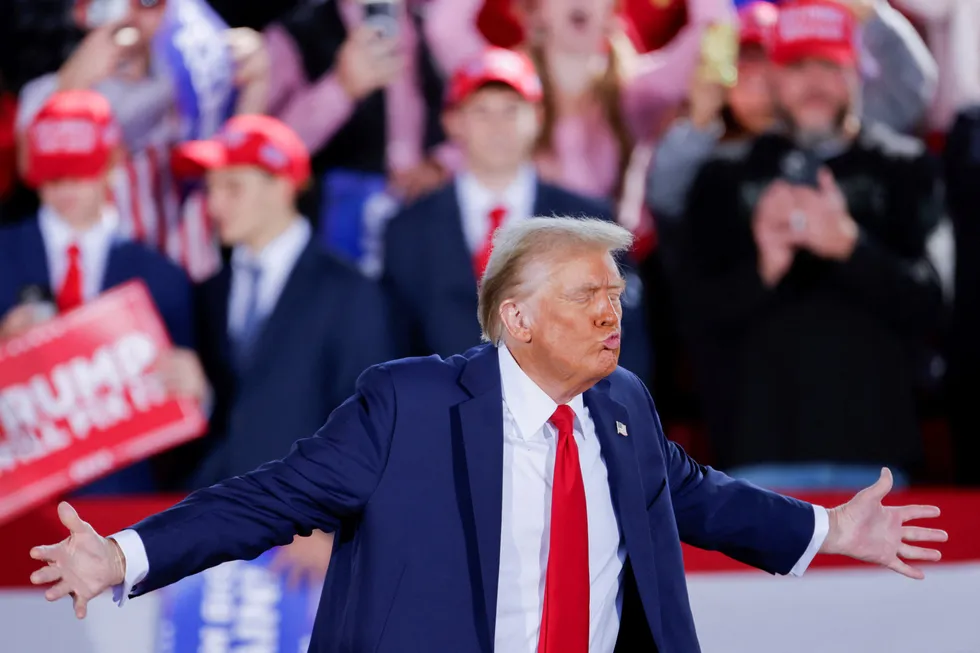 Det har skjedd igjen. Meningsmålingene undervurderte Donald Trumps oppslutning. Her frir Trump til velgerne på Dorton Arena i Raleigh, North Carolina.