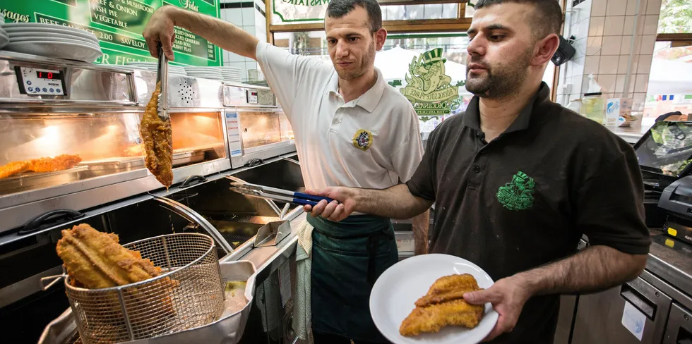 Stopper tilførslene av russisk fisk til Storbritannia kan det bli problemer med å finne erstatning til Fish & Chipsen de serverer på ‘Rock & Sole Place’ in Covent Garden.