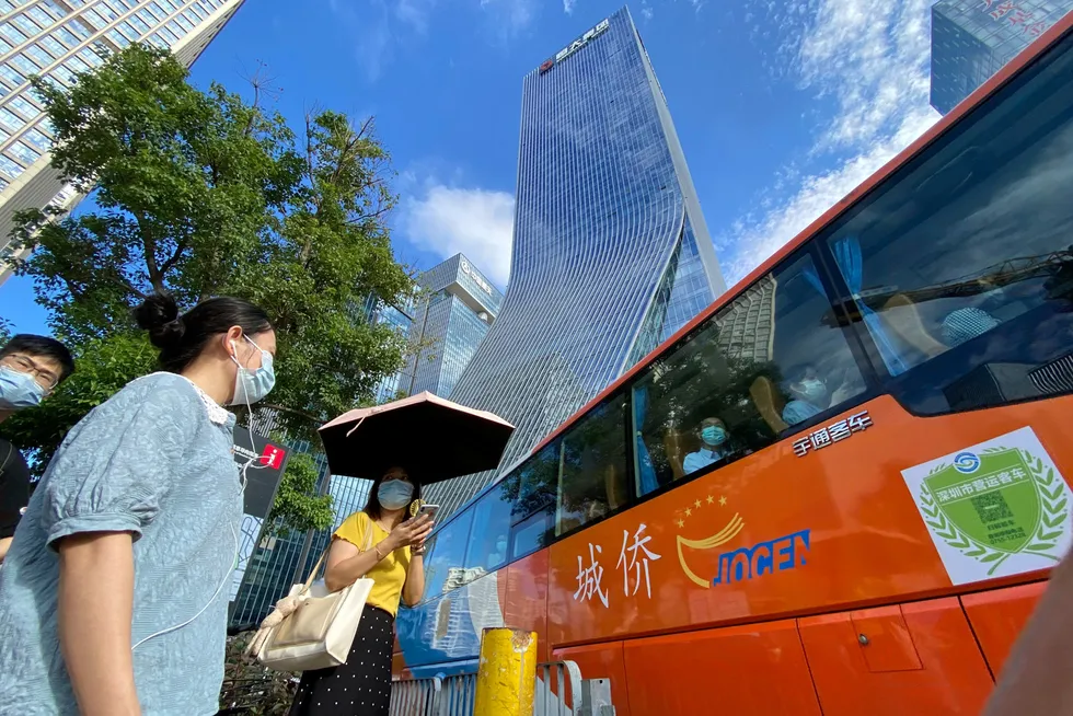 Eiendomsgiganten Evergrande sitt hovedkvarter, i Shenzhen, Kina. Mange investorer tror kinesiske myndigheter vil redde det gjeldstyngede selskapet.