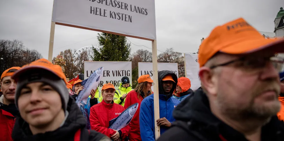 Lakseansatte demonstrerte nylig foran Stortinget mot den foreslåtte grunnrenteskatten.