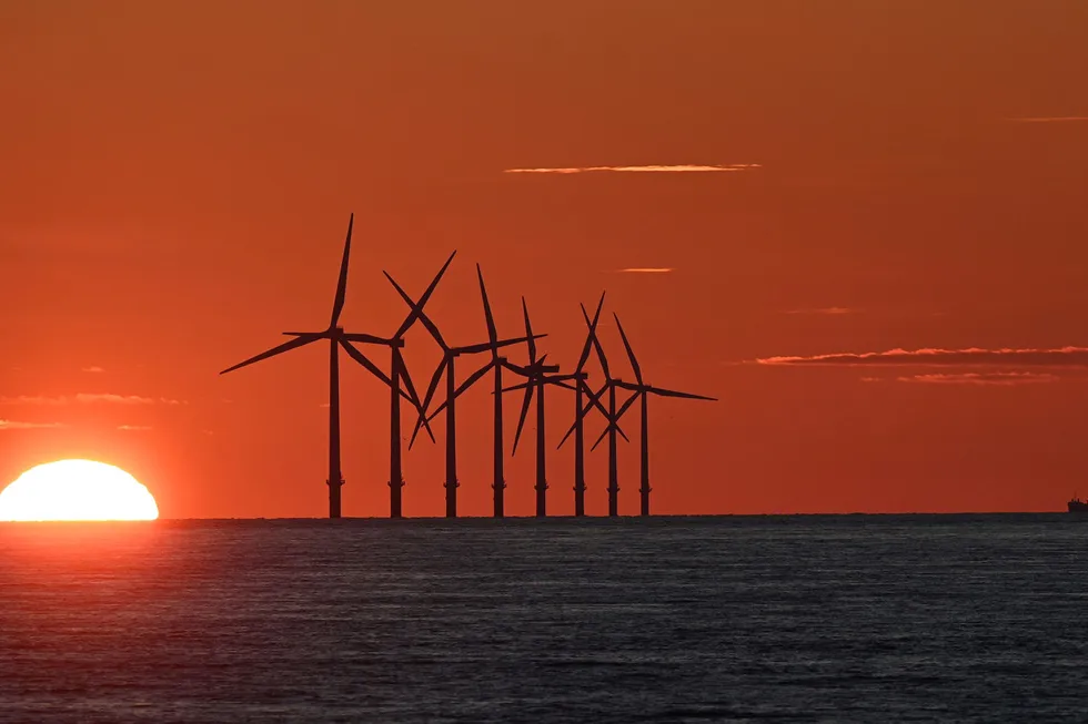 Oljeselskaper har økt investeringene i fornybare energiprosjekter kraftig i år. Det må større investeringer til hvis nullutslippsmålet skal nås, ifølge Det internasjonale energibyrået (IEA). Her fra Burbo Bank Offshore Wind Farm i Liverpool Bay i England.