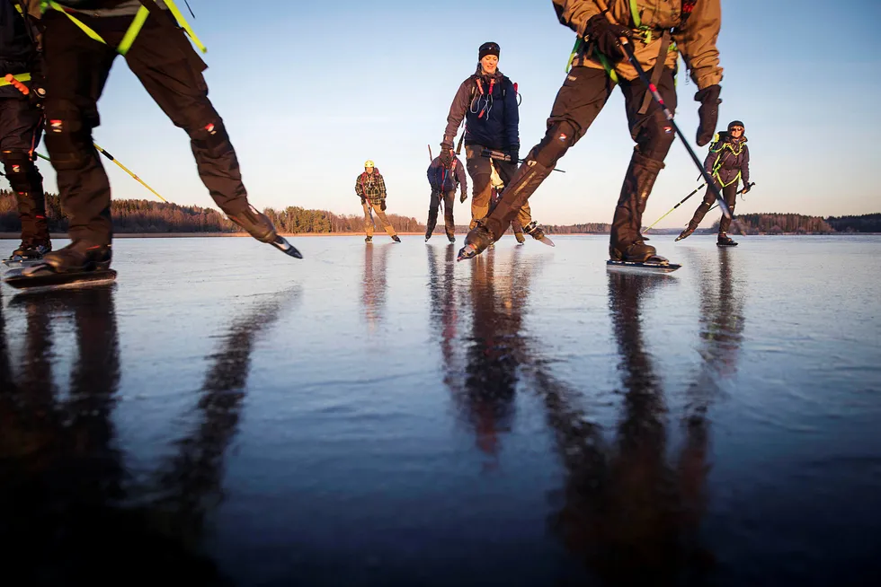 Thomas Holz, bakerst, sklir uanstrengt i høy hastighet over isen på Vansjø sammen med sine skøytevenner. Det er ikke vanskelig å holde 25-30 kilometer i timen under gode forhold. Foto: Gunnar Lier