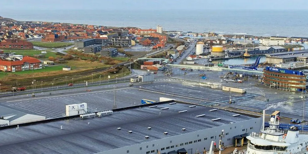 LAKSEFABRIKK OG SLAKTEBÅT: Hav Lines laksefabrikk i Hirtshals. Selskapets slaktebåt «Norwegian Gannet» ligger ved kai.