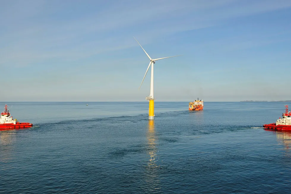 Statoils flytende vindmølle Hywind ble slepet fra Åmøyfjorden til Karmøy i 2009.