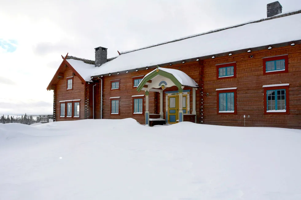 Dette er en av bygningene som utgjør Henvålen i Norra Härjedalen. Nå har Kjell Inge Røkke kjøpt jakteiendommen. Bildet er tatt i 2015.