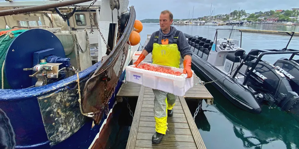 To fiskere Harald Tobiassen og Charles Sigurdsen (bildet) leverer reker til fiskehandler Eli Aslaksen.