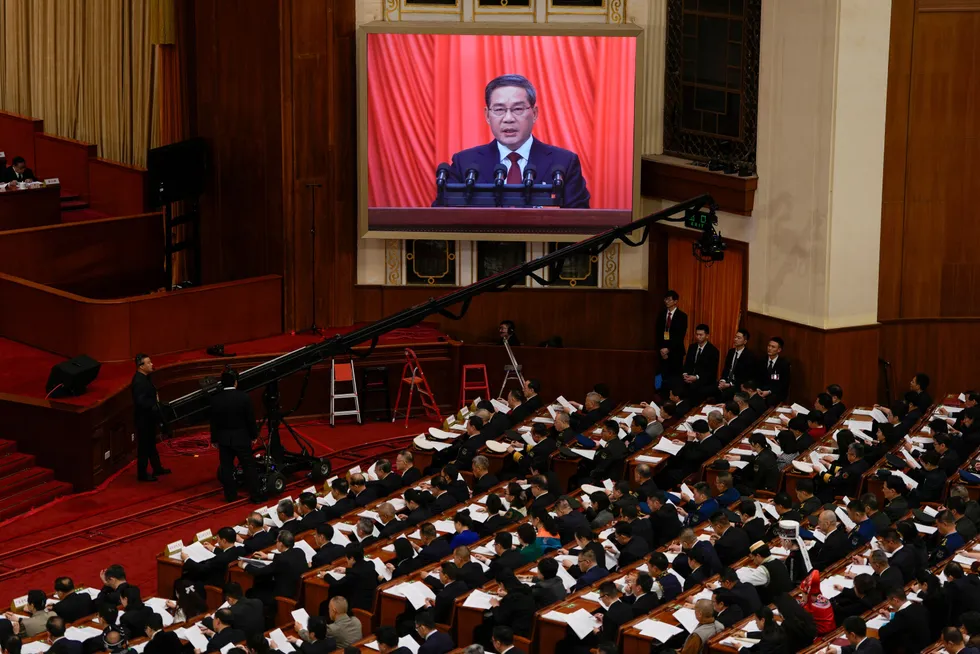 Kinas statsminister Li Qiang la frem arbeidsrapporten for 2023 under åpningen av Folkekongressen i Folkets store hall i Beijing tirsdag morgen. Vekstmålet for 2024 legges på «rundt fem prosent».