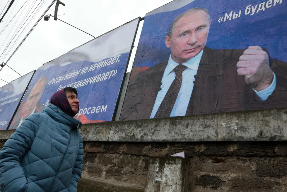 Russland starter ikke kriger, men avslutter dem, står det på plakaten, altså blank løgn.