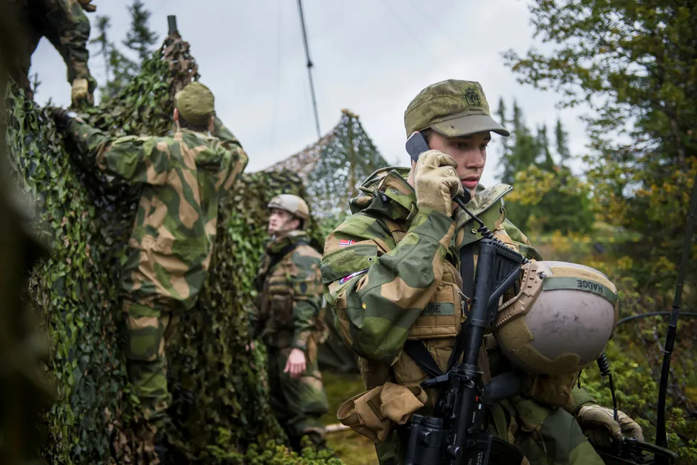 Norge bør i skarpe situasjoner ha full nasjonal kontroll på de viktigste kommunikasjonsveiene. Foto: Daniel Nordby/Hæren/Forsvaret