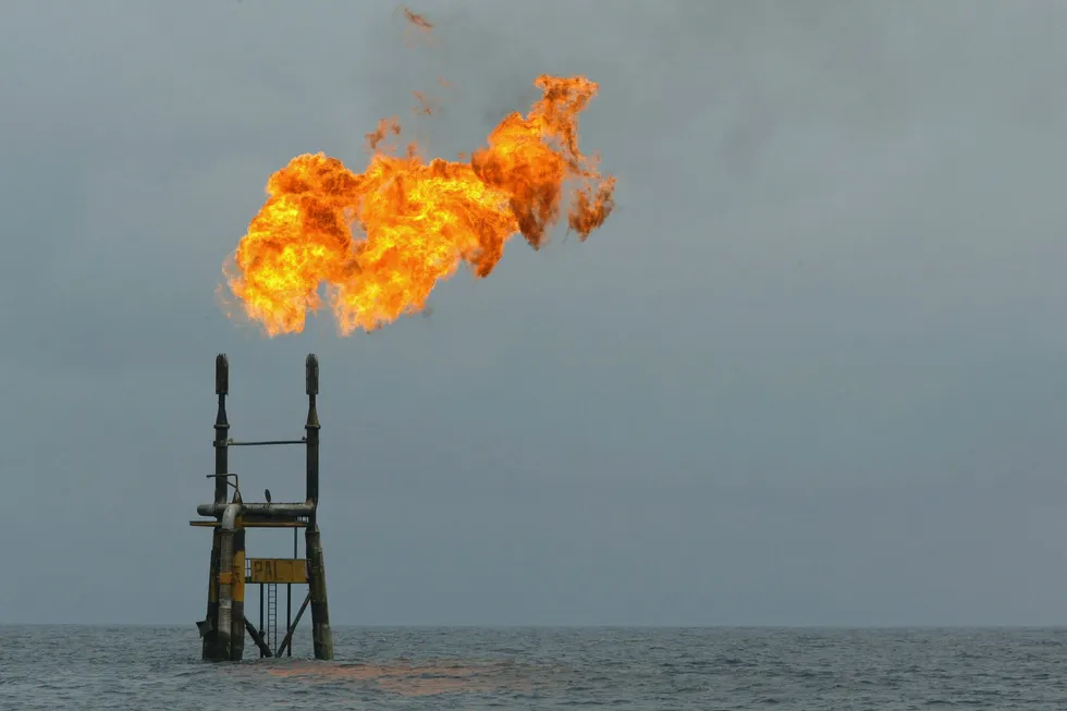 Det er ventet sterk nedgang i etterspørselen etter olje i første kvartal. Bildet viser en rigg i Angola.