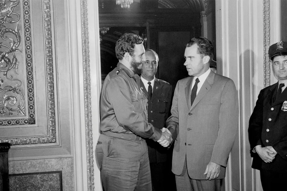 Cubas frigjøringshelt Fidel Castro, her i et møte med USAs daværende visepresident Richard Nixon i Washington. Foto: AP