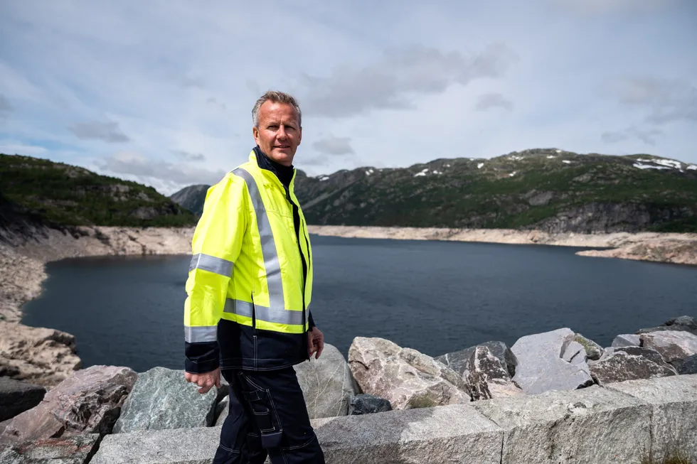 Anders Gaudestad er konserndirektør for kraftforvaltning i Agder Energi. Her er han ved Vatnedalsdammen, som er en av Nord-Europas høyestliggende damanlegg. Lav vannstand har ført lav produksjon og dyr strøm.