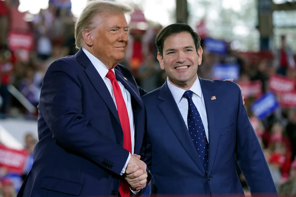 USAs påtroppende president Donald Trump (t.v.) vil utnevne Florida-senator Marco Rubio (t.h.) som ny utenriksminister.