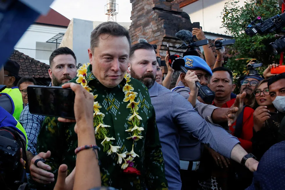 Tesla-topp Elon Musk fikk økt lønnspakken og kan nå se aksjeverdiene gjenvinne verditapet. Her fra et besøk i Indonesia tidligere i år.