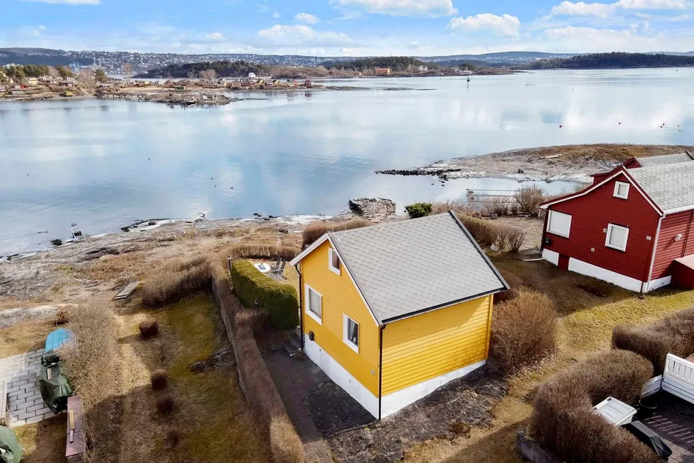 Den 27 kvadratmeter store hytta (gul) på Nakholmen rett utenfor Oslo sentrum ble lagt ut for salg med en prisantydning på 6,2 millioner kroner.