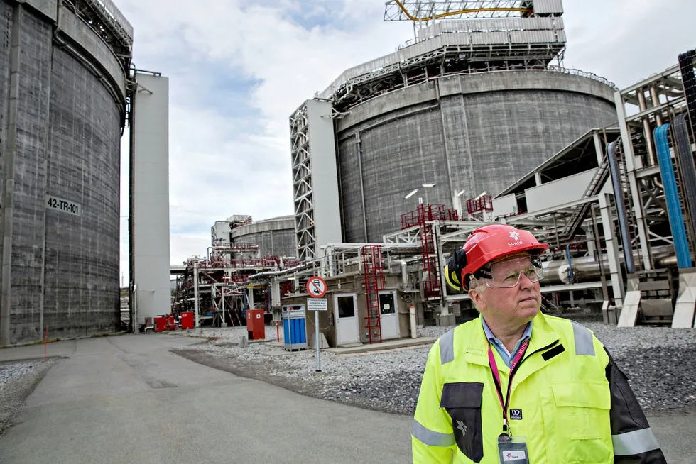 De siste årene har Miljødirektoratet funnet lovbrudd på flere av Equinors anlegg. Nå mener Miljødirektoratet at problemet må håndteres ikke bare av ledelsen på de enkelte anleggene, men i selskapsledelsen. Her Eldar Sætre på Snøhvit-anlegget på Melkøya i 2016. Anlegget tar imot naturgass fra Snøhvitfeltet nordvest for Hammerfest.